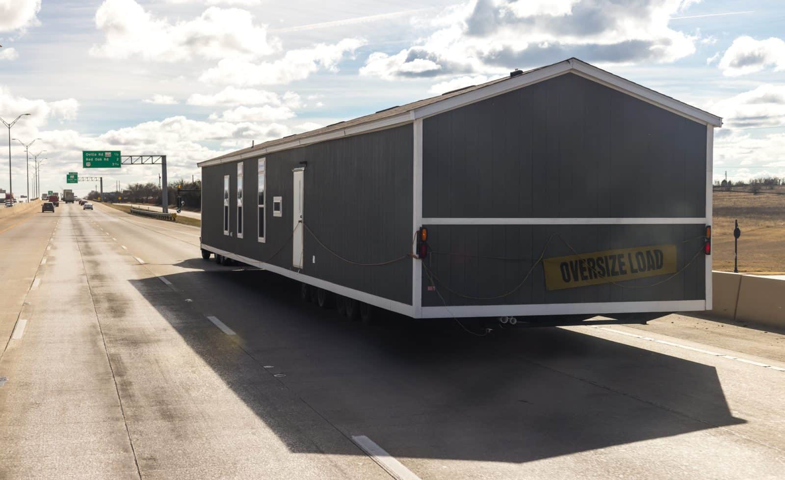 mobilehousetransportation-transportingportablehomeonthehighwayin