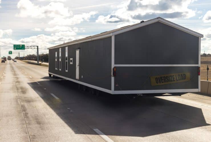 mobilehousetransportation-transportingportablehomeonthehighwayin